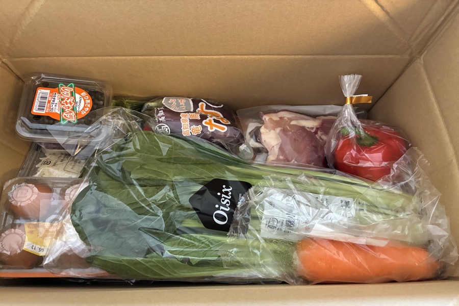 ダンボールを開けたところ。生野菜と肉が入っている