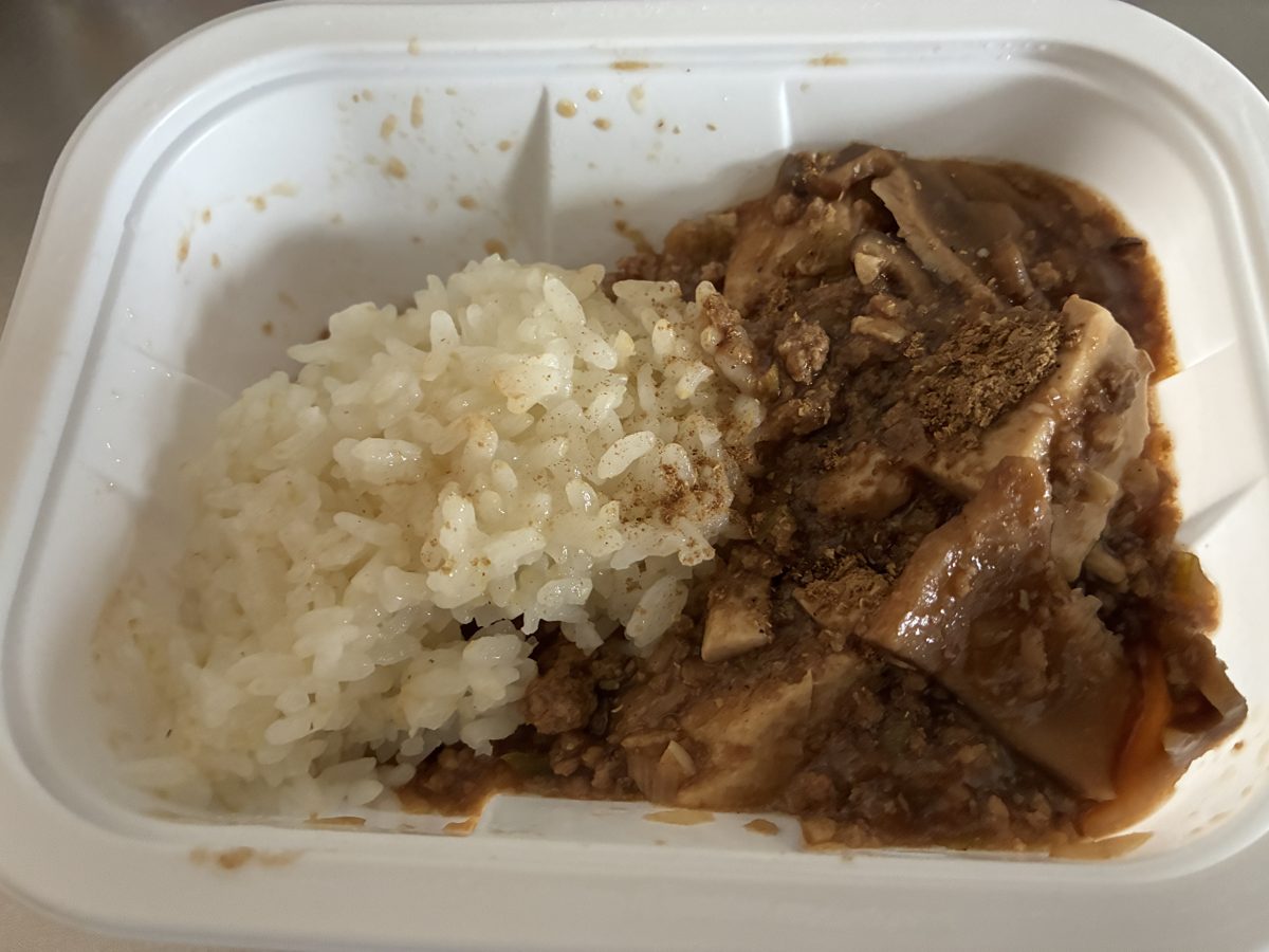 つくりおき.jpの麻婆豆腐をごはんにかけたところ